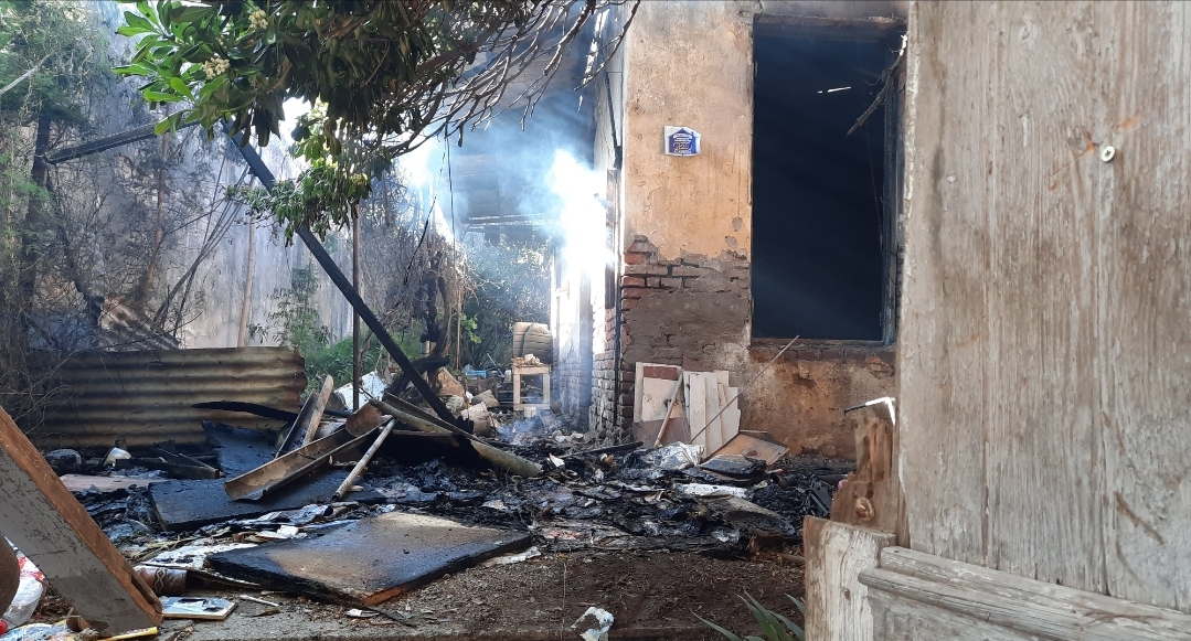 Se quemó una casa abandonada en pleno centro