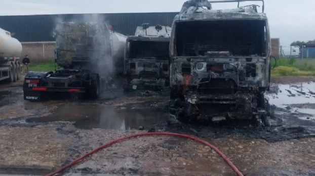 Importante incendio de camiones que se investiga si fue intencional