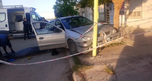 Un hombre falleció al impactar su auto contra un poste de luz