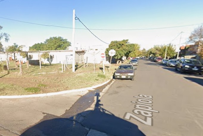 Se enganchó con un cable y cayó de su moto