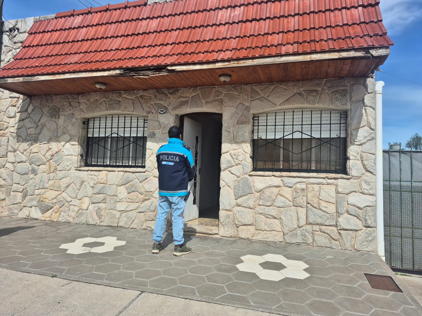 Esclarecen un violento robo en calle Vieytes: allanamientos y secuestros de dinero y armas