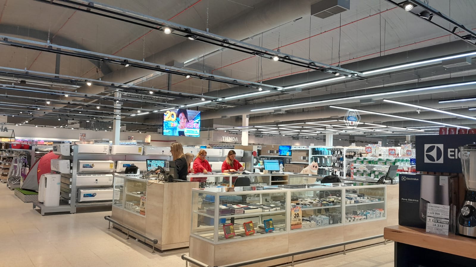 Reinauguración del Hiper de Aguado después del cierre por la inundación