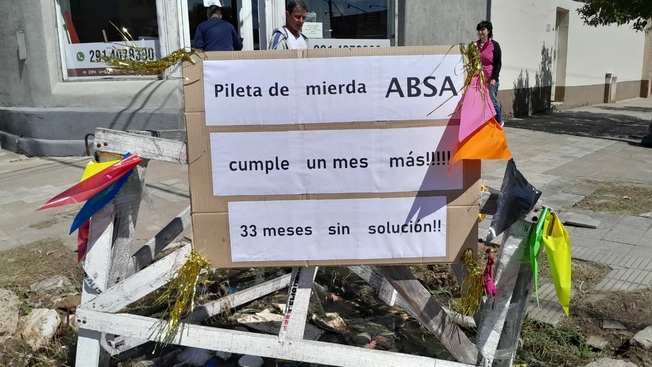 Después de tres años de una pérdida cloacal sin arreglo, los vecinos le “festejaron” la falta de respuesta