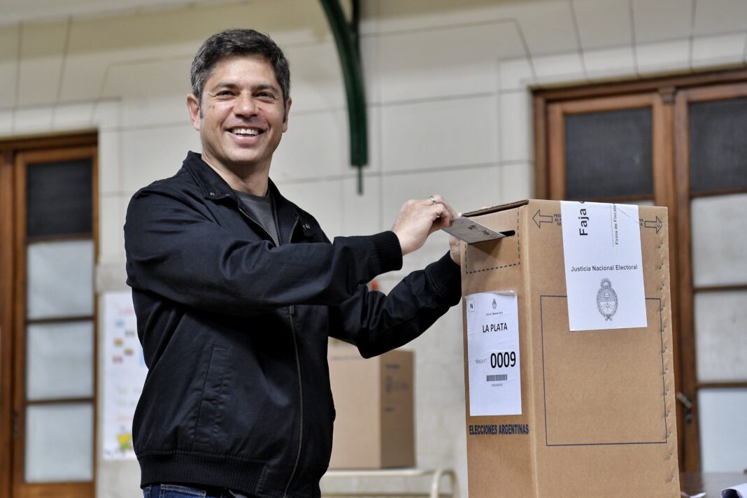 Axel Kicillof votó en La Plata: mate, selfies y un mensaje político sobre el rumbo del país