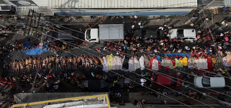 Civiles trasladaron más de 60 cadáveres a una plaza de Río de Janeiro: los hallaron en una zona boscosa