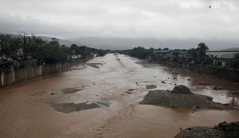 El huracán Melissa tocó tierra en la isla de Jamaica con vientos que rozan los 300 kilómetros por hora