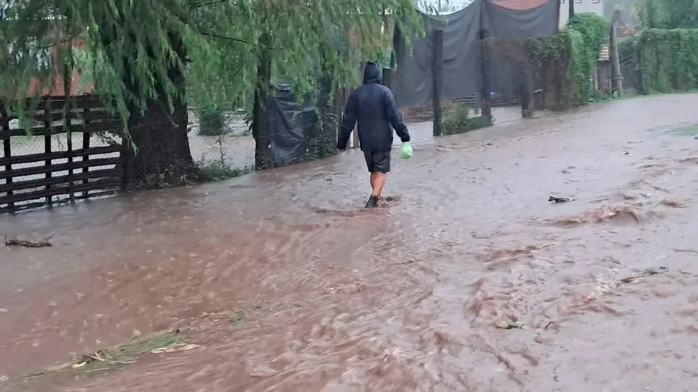 Temporal en el AMBA: calles anegadas, miles de usuarios sin luz y un fallecido en medio del diluvio
