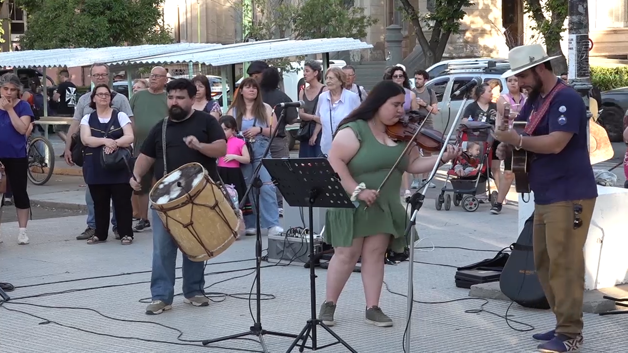 Comenzaron en la Plaza Rivadavia las actividades en el Mes de la Tradición