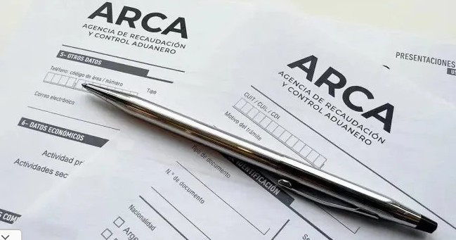 Reforma tributaria: el Gobierno analiza eliminar el monotributo y bajar el piso de Ganancias