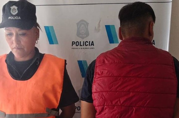 Una pareja fue detenida acusada de robar y estafar