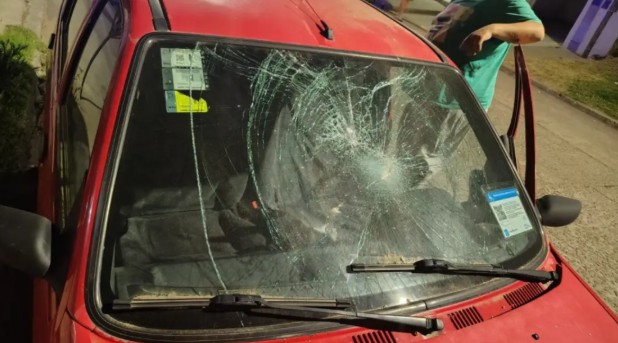 Una discusión entre vecinos terminó con un parabrisas roto