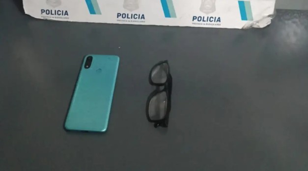 Robó un celular y un par de lentes y lo detuvieron