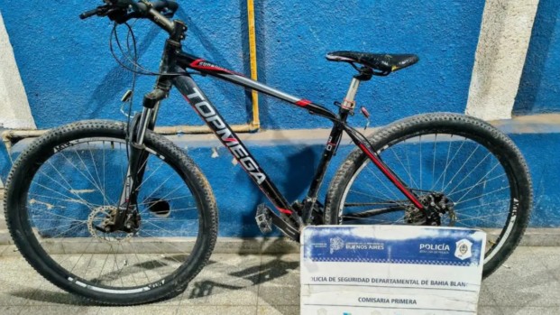 Tres hombres fueron perseguidos por la policía por el robo de una bicicleta