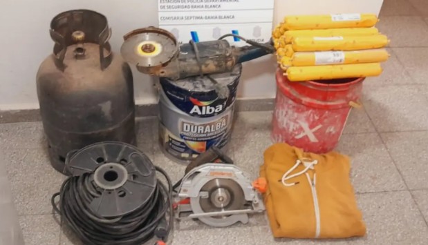 Robaron elementos de un comercio y los atraparon