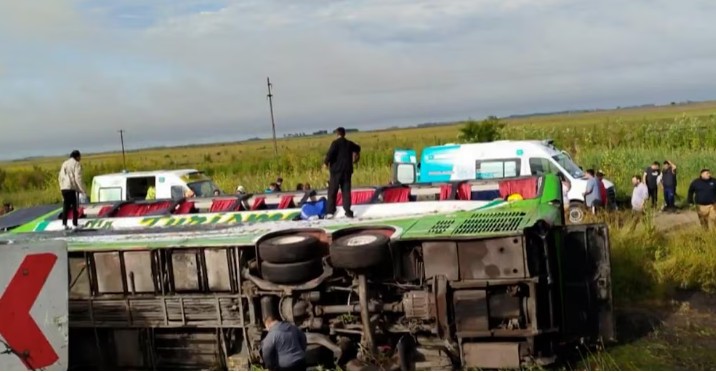 Volcó un micro que transportaba militantes a un acto de Kicillof en Mar del Plata
