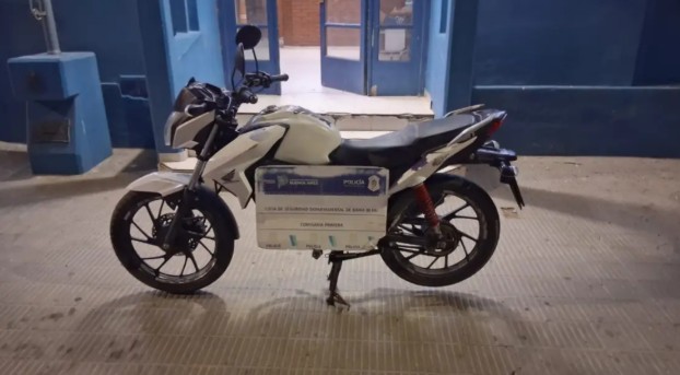 Detuvieron a un hombre y un menor que circulaban en una moto y descartaron un arma