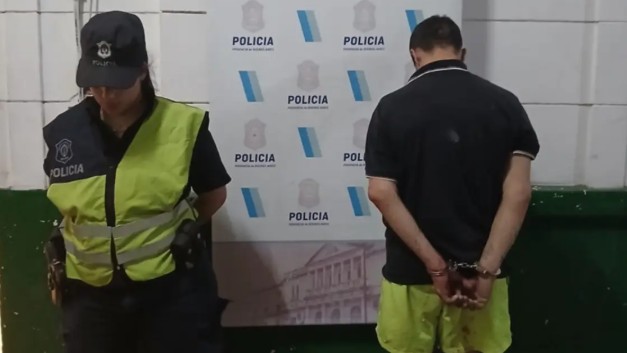 Capturaron a un hombre que fue sorprendido en el techo de una vivienda