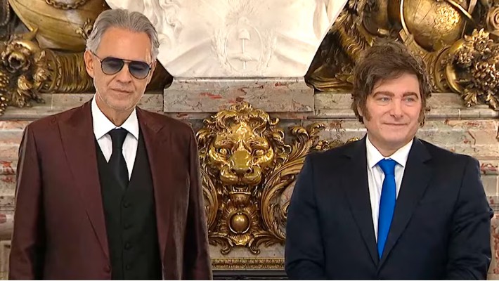 Javier Milei condecoró a Andrea Bocelli con la Orden de Mayo y el tenor italiano cantó en la Casa Rosada