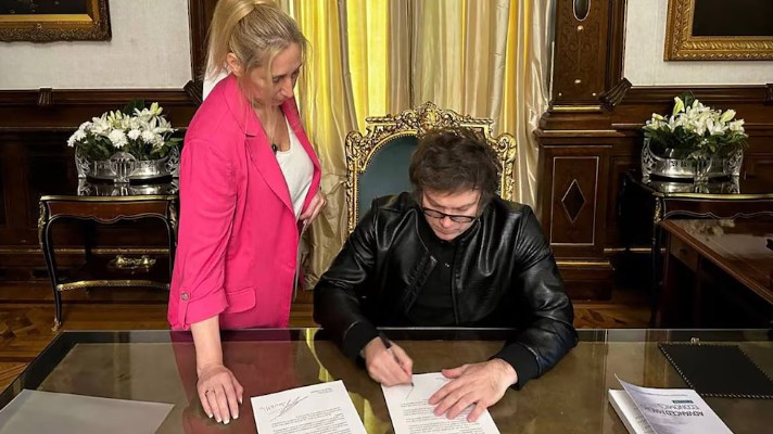 Milei firmó el DNU que traspasó las competencias entre ministerios y reordenó el Gobierno