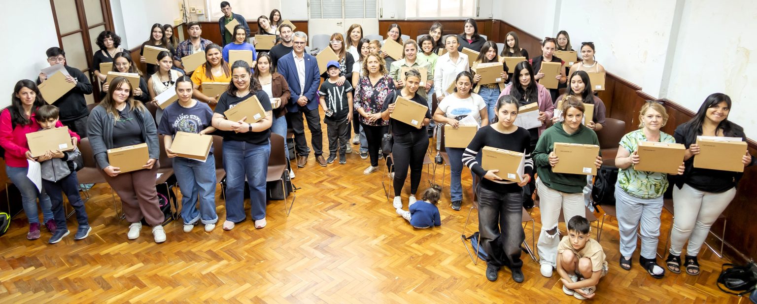 Segunda entrega de computadoras a estudiantes afectados por la inundación