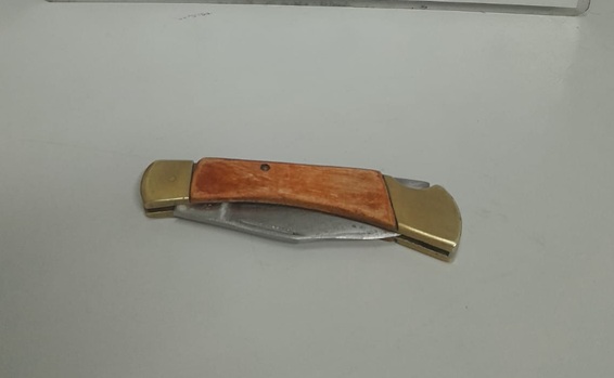 Con un cuchillo intentó robarle un maletín a un hombre en la calle