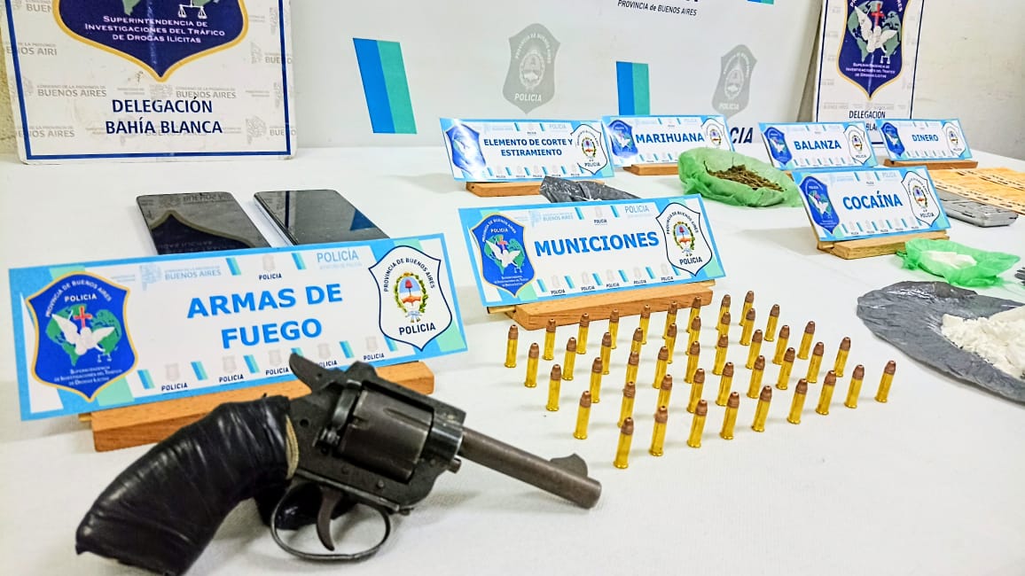 Un hombre fue aprehendido por tener un arma y droga para la venta