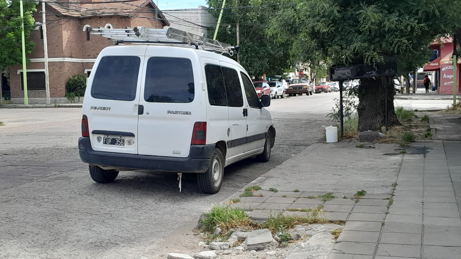 Delincuente robó herramientas de una camioneta estacionada
