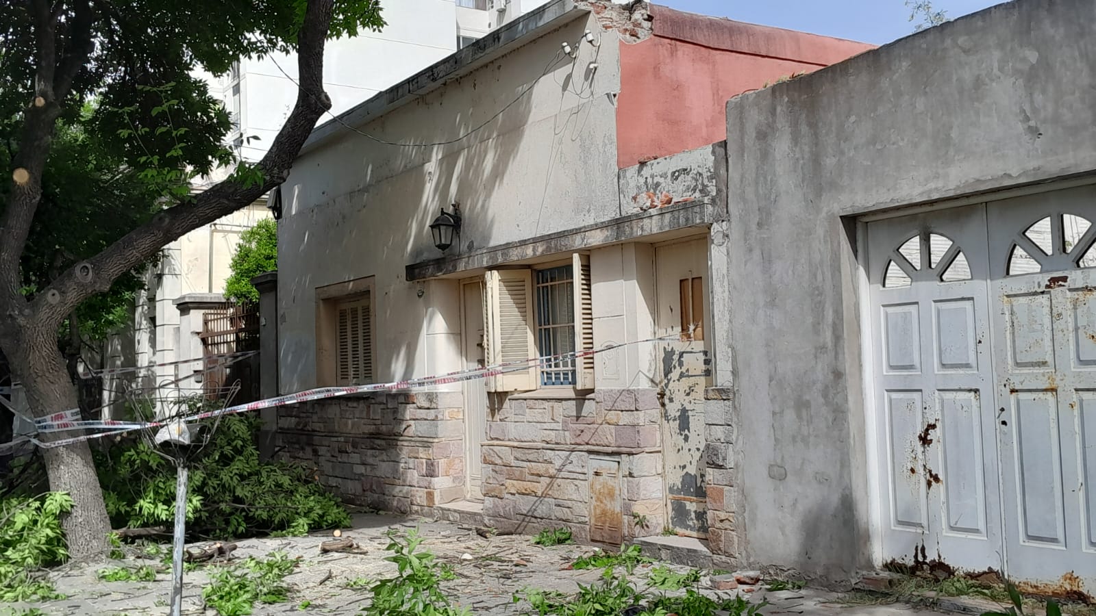 Un empleado municipal fue trasladado en código rojo al caer de un techo cuando realizaba la poda de un árbol