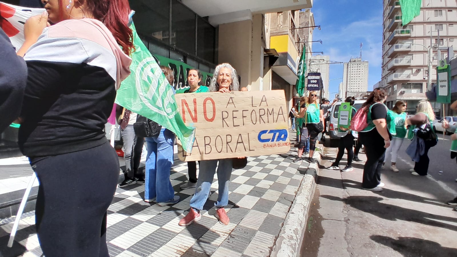 Gremios docentes y no docentes reclamaron frente al Consejo Escolar