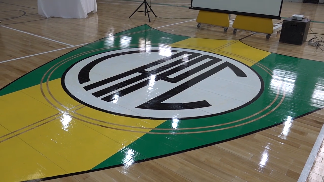 Comercial reinauguró su cancha de básquet con un acto que convocó a toda la familia