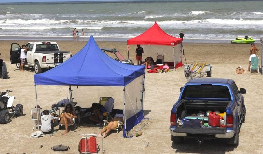 Monte Hermoso prohíbe la instalación de gazebos en parte de la zona exclusiva de baño en la playa