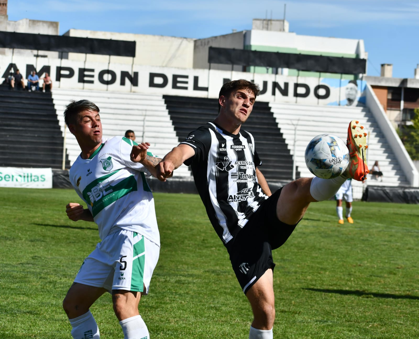Tres victorias ajustadas en los partidos de primera división del fútbol local