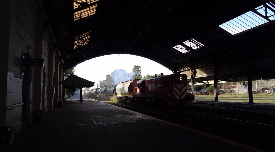 Grave accidente: permanece estable la mujer arrollada por un tren en calle Corrientes