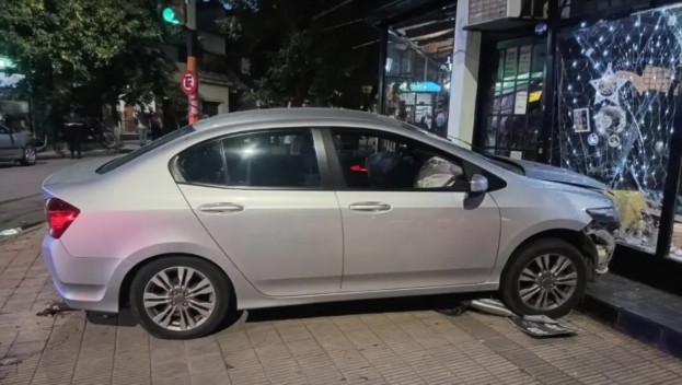 Un auto terminó contra la vidriera de un local luego de chocar con otro vehículo
