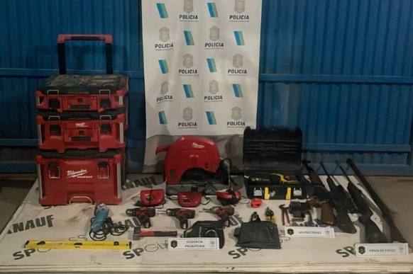 Detuvieron a un hombre por hurto y amenazas y en su casa encontraron armas de guerra