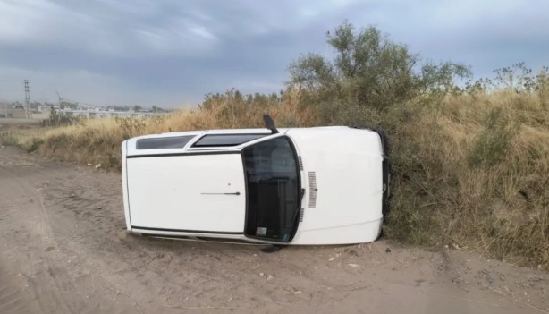 Un vehículo quedó volcado y sin ocupantes en El Caldén y Della Valle