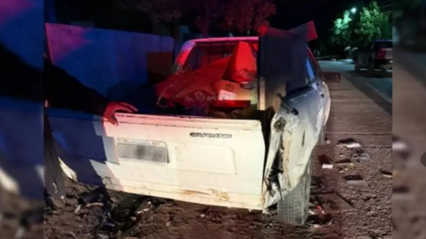 Un menor en camioneta chocó contra un auto estacionado