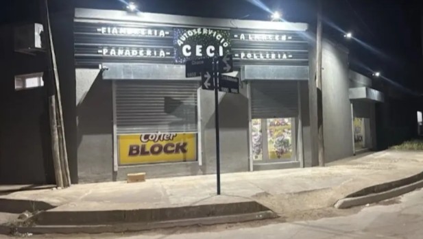 Buscan a tres delincuentes que robaron en un autoservicio