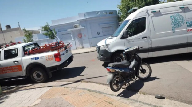 Una mujer fue hospitalizada tras chocar con su moto