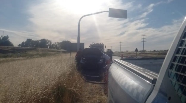 Se le cruzó un perro y terminó volcando