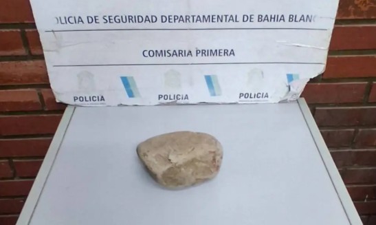 Rompió un vidrio con una piedra para robar en una casa