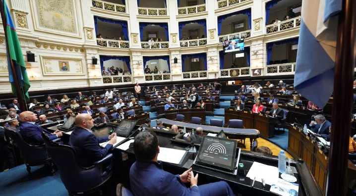 Kicillof consiguió el endeudamiento en la Legislatura gracias al peronismo y los votos aliados