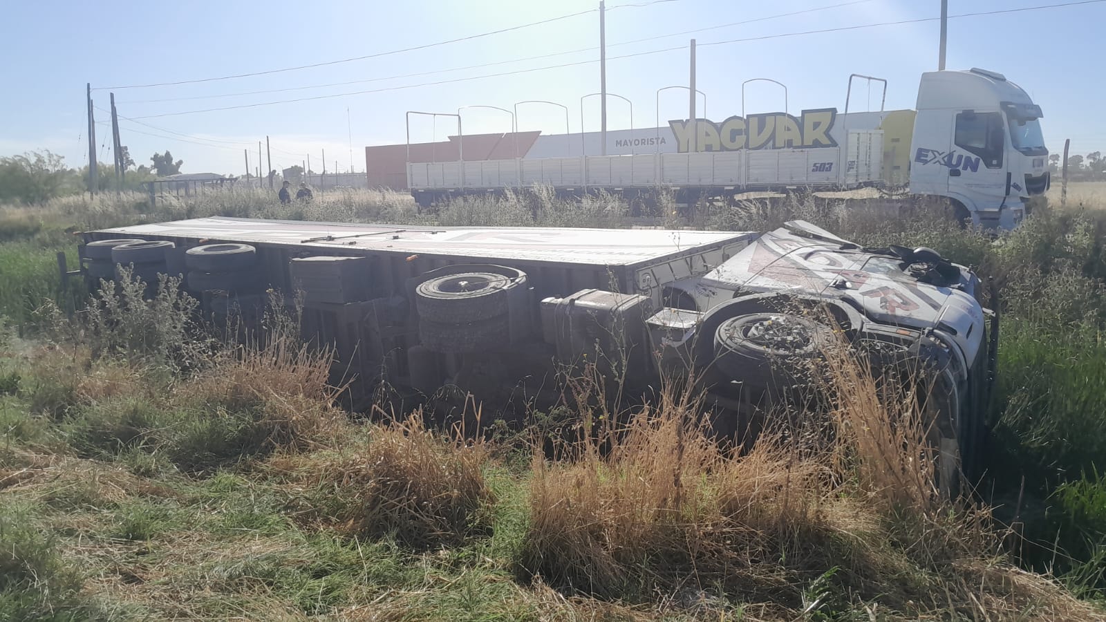 Creyó que se le subían al camión para robar, hizo una mala maniobra y volcó, pero dio positivo en cocaína