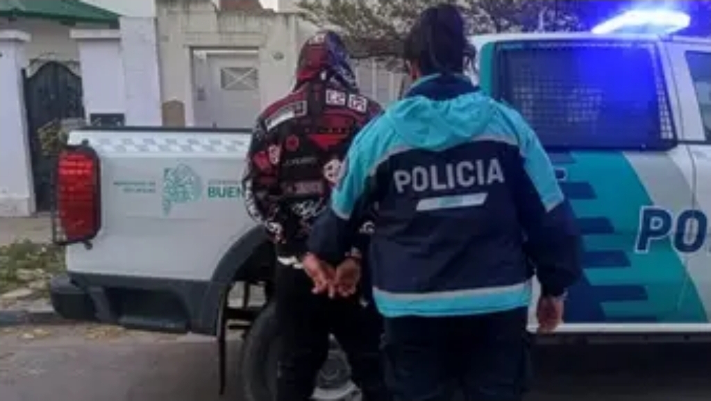 Evadió un control y la policía disparó hacia su auto para detenerlo