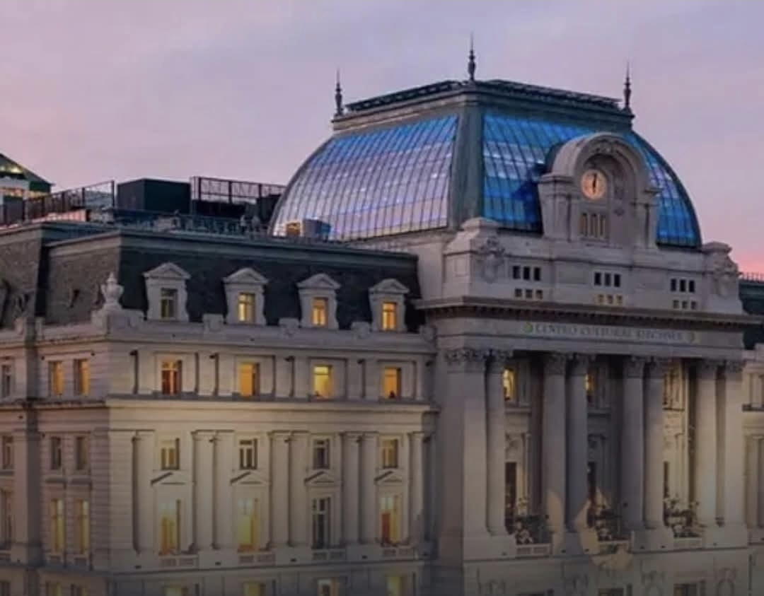 Empleado que espiaba a niñas murió tras arrojarse de una ventana en el Palacio Libertad