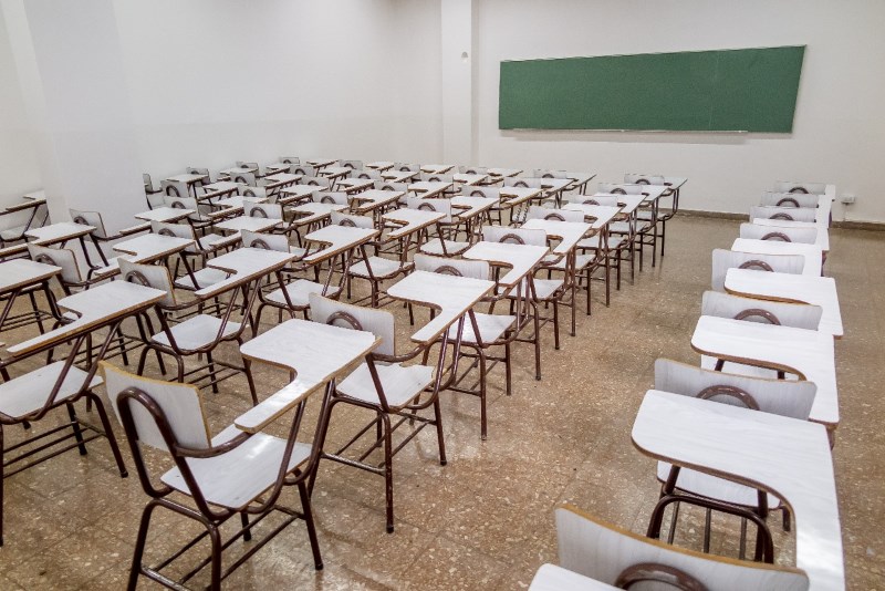 Autoridades de la Universidad recibieron dos nuevas aulas reparadas gracias a la donación de un grupo empresario