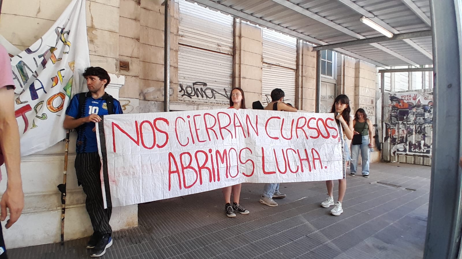 Docentes y alumnos de la Escuela de Teatro piden respuestas sobre el cierre del turno mañana