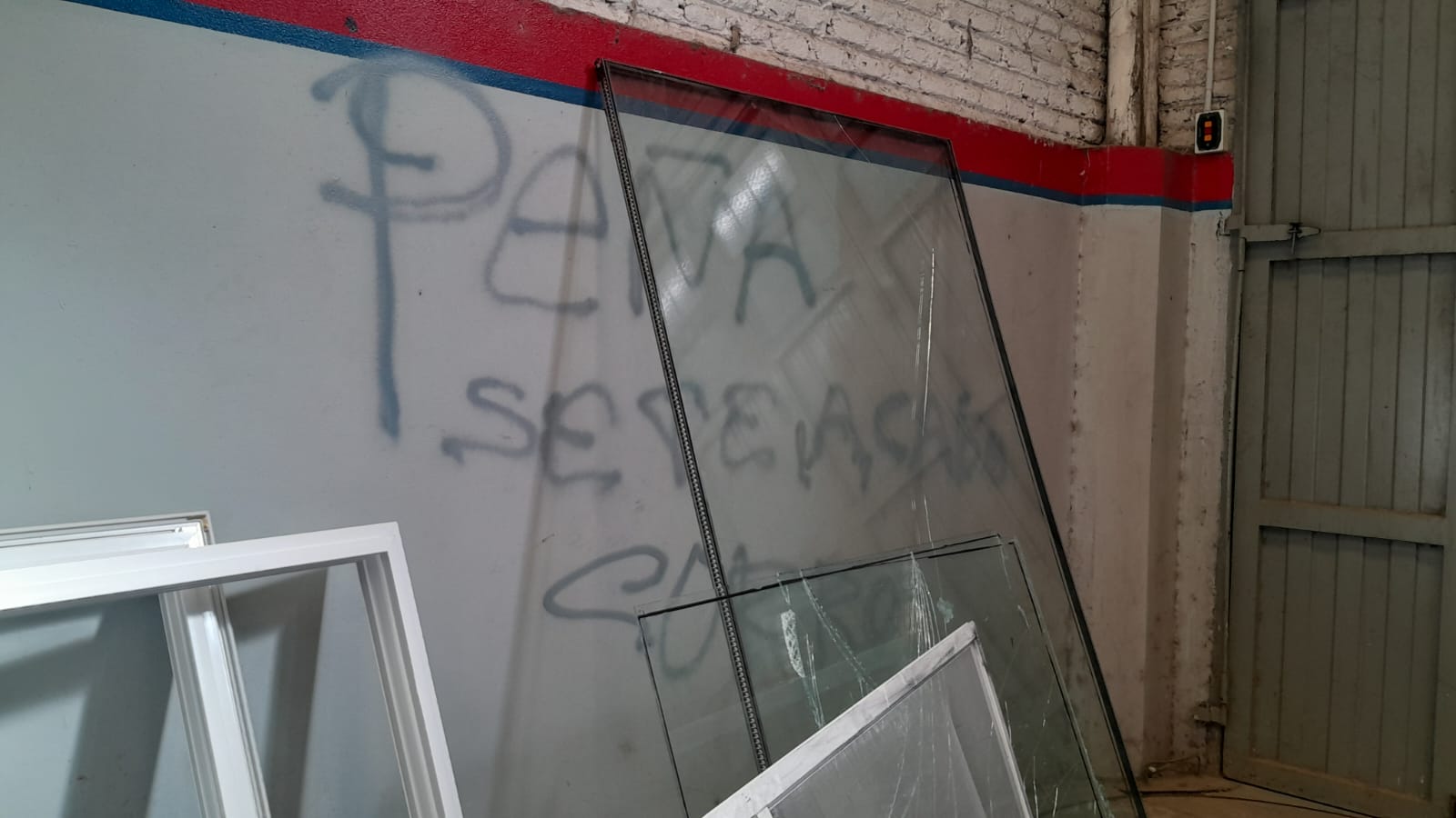 Le rompieron cosas en su taller, no le robaron nada, pero dejaron un mensaje intimidante en la pared para el dueño del lugar