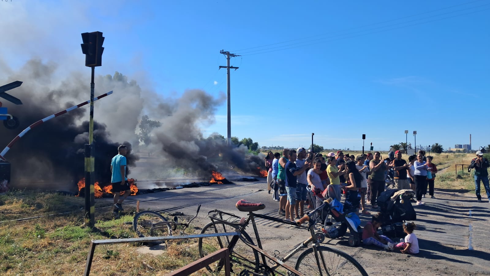 Vecinos de Villa Talleres realizan un piquete y denuncian a Hábitat por la entrega de materiales a la misma gente