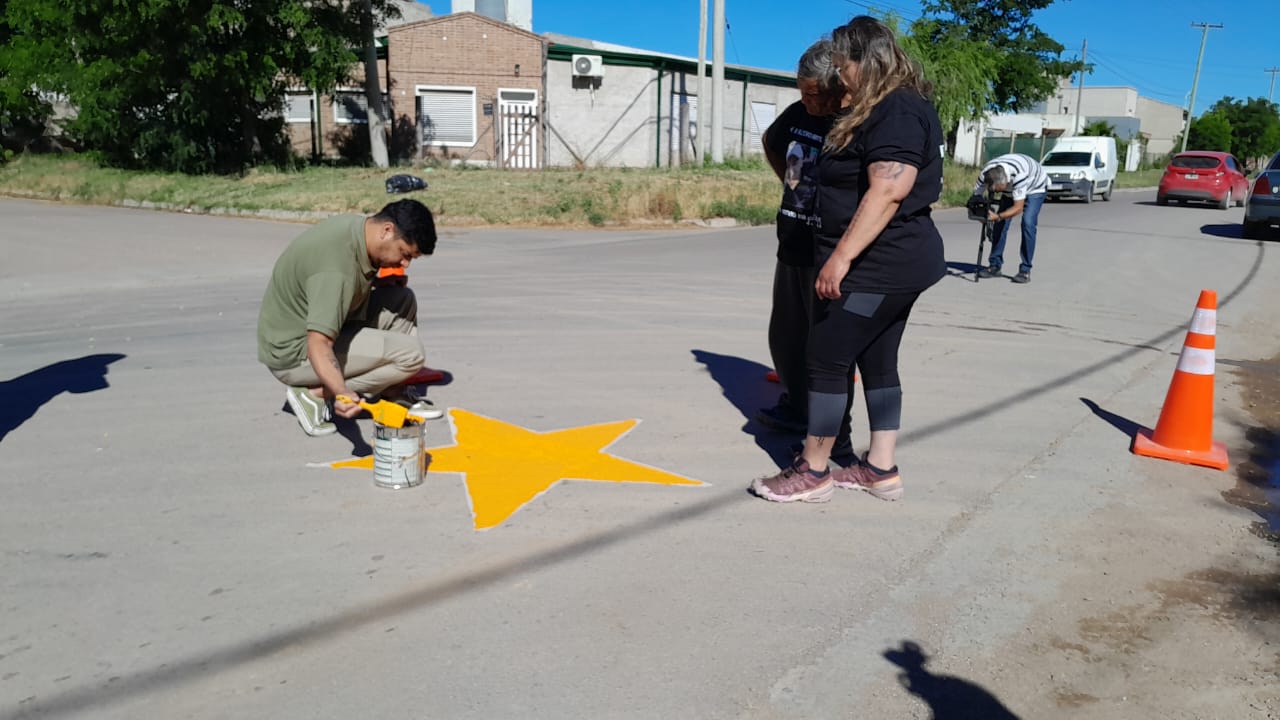 Familiares y amigos de Matías Rivas pintaron una estrella amarilla para recordarlo